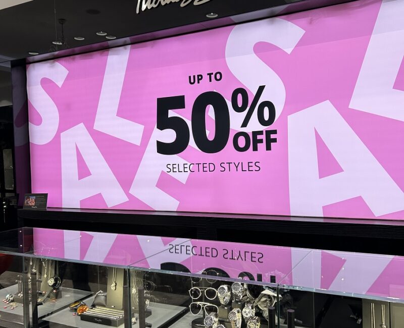 Bright pink 50% discount signage at Thomas Sabo